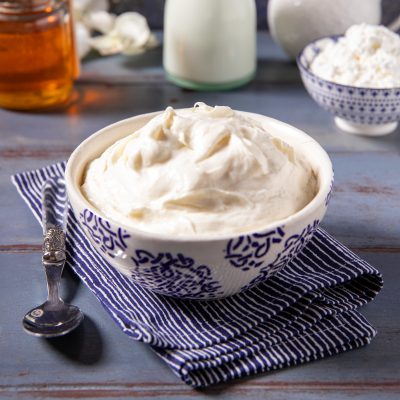 Crema al latte soffice e spumosa servita in una ciotola