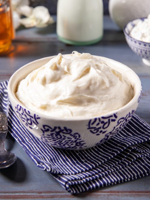 Crema al latte soffice e spumosa servita in una ciotola