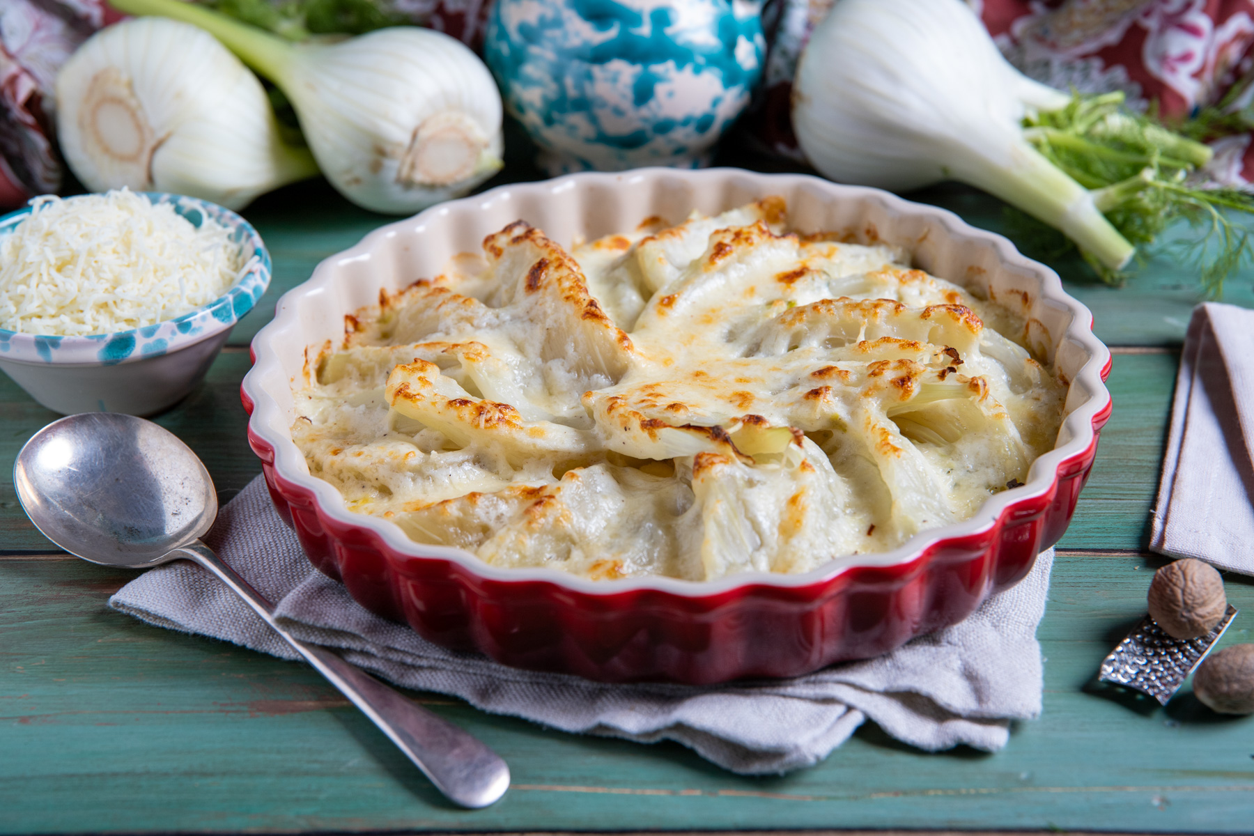 Finocchi gratinati appena sfornati con besciamella dorata e bordi bruniti