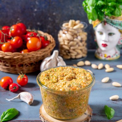 Pesto alla trapanese con pomodorini, mandorle e basilico fresco tra gli ingredienti