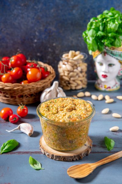 Pesto alla trapanese con pomodorini, mandorle e basilico fresco tra gli ingredienti
