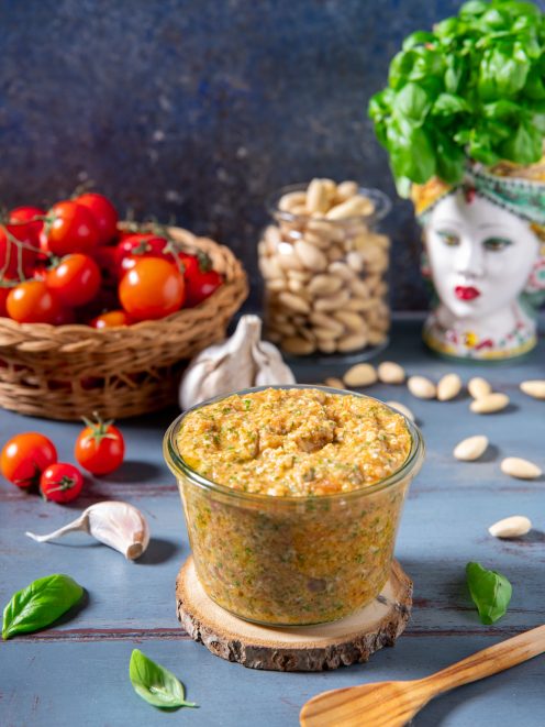 Pesto alla trapanese con pomodorini, mandorle e basilico fresco tra gli ingredienti