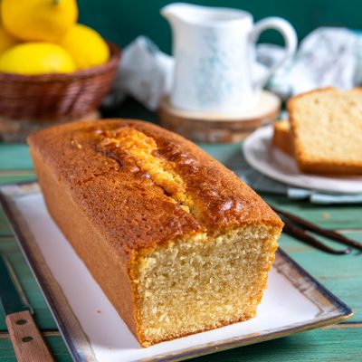 Plumcake tagliato a metà con mollica soffice e dorata, crosta ben caramellata