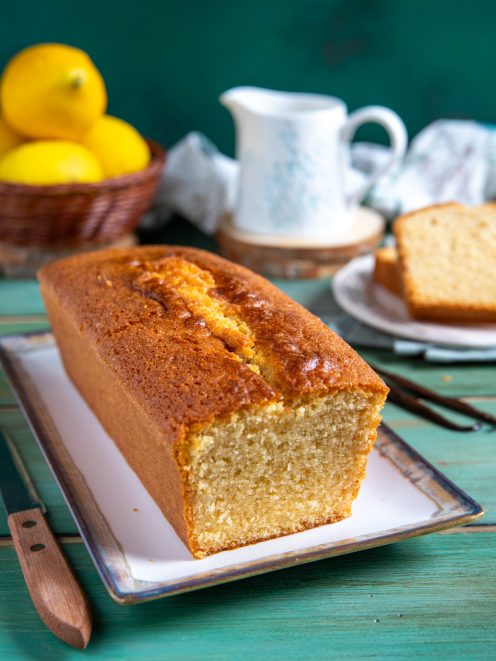 Plumcake tagliato a metà con mollica soffice e dorata, crosta ben caramellata