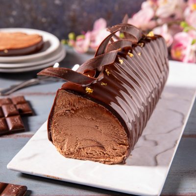 Semifreddo al cioccolato glassato con riccioli di cioccolato fondente e foglie d'oro