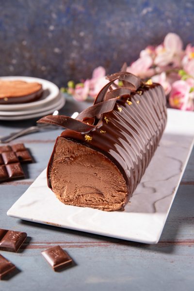 Semifreddo al cioccolato glassato con riccioli di cioccolato fondente e foglie d'oro
