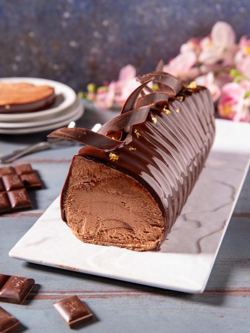 Semifreddo al cioccolato glassato con riccioli di cioccolato fondente e foglie d'oro
