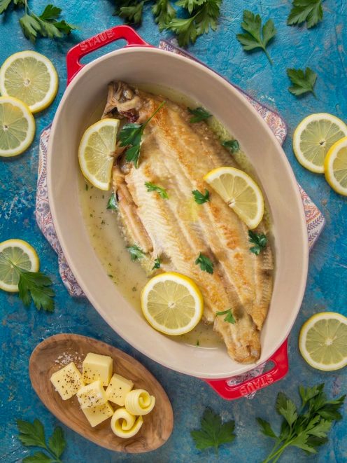 Sogliola alla mugnaia intera con salsa al burro, fette di limone e prezzemolo fresco