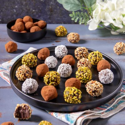 Tartufi al cioccolato ricoperti di cacao, pistacchi, cocco e granella di nocciole