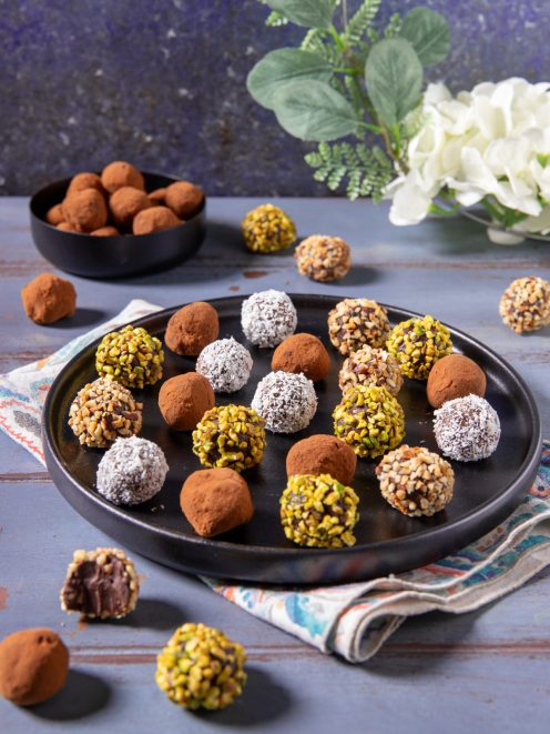 Tartufi al cioccolato ricoperti di cacao, pistacchi, cocco e granella di nocciole