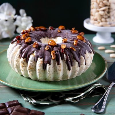 Parfait alle mandorle a forma di ciambella con colatura di cioccolato fondente e mandorle caramellate