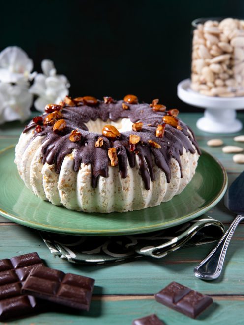 Parfait alle mandorle a forma di ciambella con colatura di cioccolato fondente e mandorle caramellate