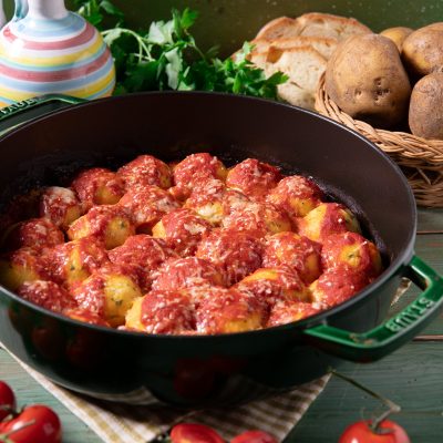 Cocule di patate salentine in padella con abbondante sugo di pomodoro e formaggio grattugiato