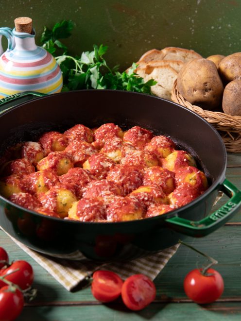 Cocule di patate salentine in padella con abbondante sugo di pomodoro e formaggio grattugiato