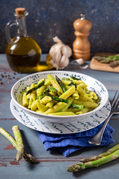 Pasta con gli asparagi saltati e crema verde, servita in abbondante porzione