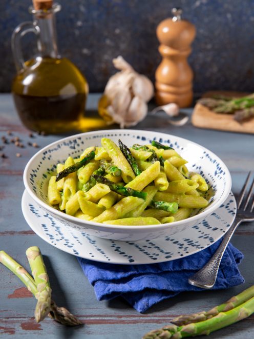 Pasta con gli asparagi saltati e crema verde, servita in abbondante porzione