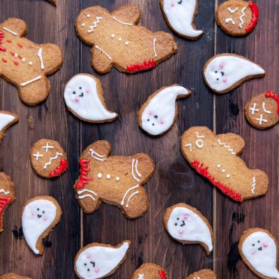 Biscotti di Halloween a forma di omino e fantasma decorati con glassa bianca e rossa