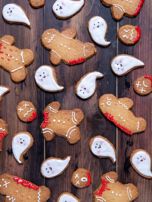 Biscotti di Halloween a forma di omino e fantasma decorati con glassa bianca e rossa