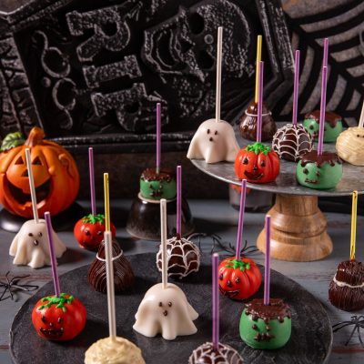 Cake pops di Halloween a forma di fantasmi, zucche e mummie decorati con glasse colorate