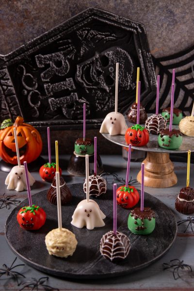Cake pops di Halloween a forma di fantasmi, zucche e mummie decorati con glasse colorate