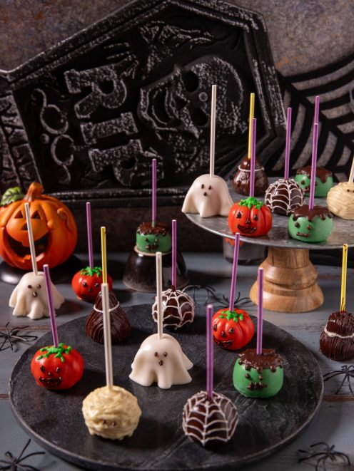 Cake pops di Halloween a forma di fantasmi, zucche e mummie decorati con glasse colorate