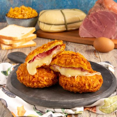 Cordon bleu di pancarrè fritto con crosta di corn flakes, ripieno di prosciutto e formaggio filante