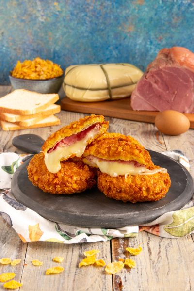 Cordon bleu di pancarrè fritto con crosta di corn flakes, ripieno di prosciutto e formaggio filante
