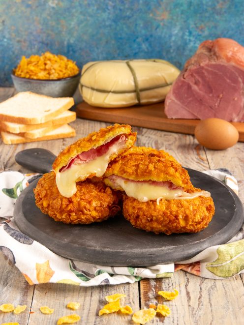 Cordon bleu di pancarrè fritto con crosta di corn flakes, ripieno di prosciutto e formaggio filante
