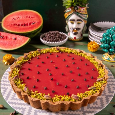 Crostata con gelo di anguria guarnita con granella di pistacchi e gocce di cioccolato