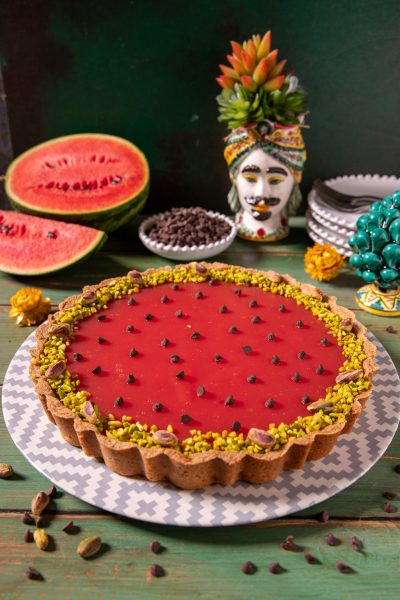 Crostata con gelo di anguria guarnita con granella di pistacchi e gocce di cioccolato