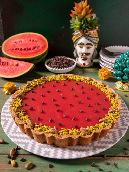 Crostata con gelo di anguria guarnita con granella di pistacchi e gocce di cioccolato