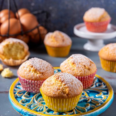 Muffin soffici spolverati di zucchero a velo, serviti nei pirottini colorati