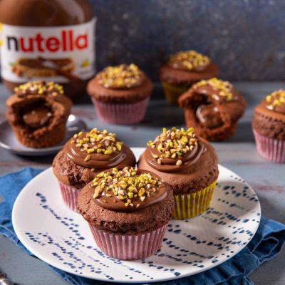 Muffin alla Nutella al cioccolato con crema spalmabile e granella di pistacchi