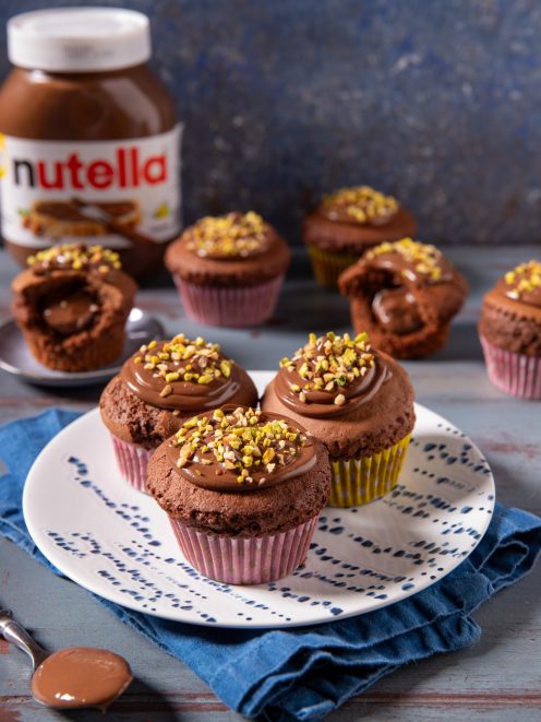 Muffin alla Nutella al cioccolato con crema spalmabile e granella di pistacchi