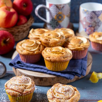 Muffin alle mele con petali di mela a rosa in cima e spolverata di zucchero a velo