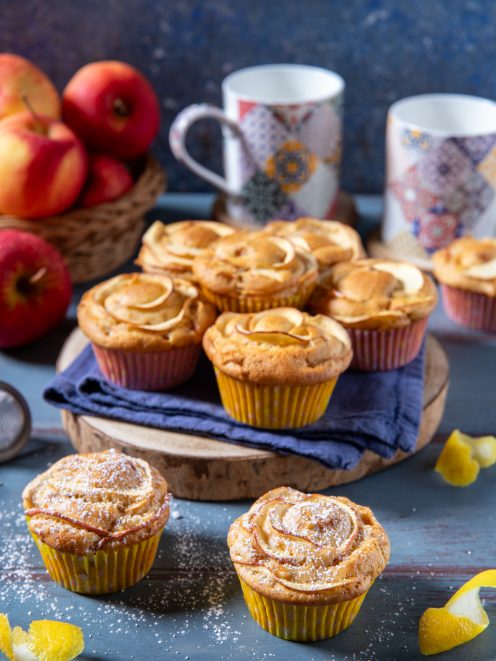 Muffin alle mele con petali di mela a rosa in cima e spolverata di zucchero a velo
