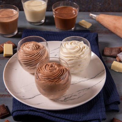 Namelaka al cioccolato fondente e bianco servita in bicchieri con ciuffi a spirale
