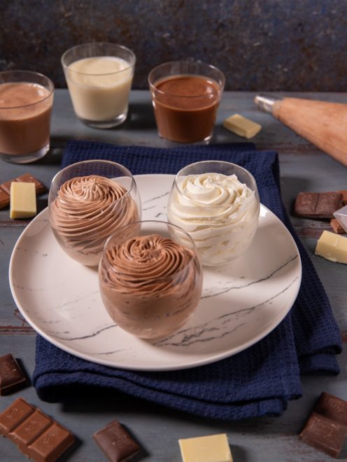 Namelaka al cioccolato fondente e bianco servita in bicchieri con ciuffi a spirale