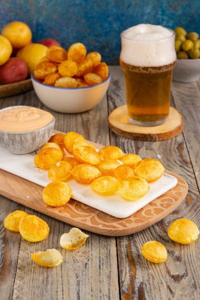Patate soffiate dorate e croccanti servite con salsa rosa per l'aperitivo