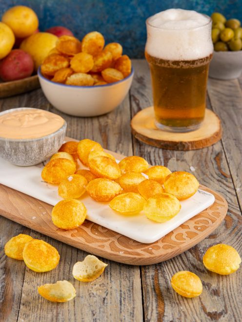 Patate soffiate dorate e croccanti servite con salsa rosa per l'aperitivo