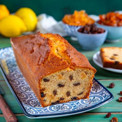 Plumcake all'inglese tagliato a metà con uvetta ben distribuita nell'impasto dorato