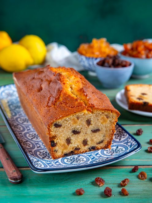Plumcake all'inglese tagliato a metà con uvetta ben distribuita nell'impasto dorato