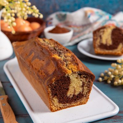 Plumcake bicolore tagliato a metà con striature di cacao e impasto chiaro ben visibili