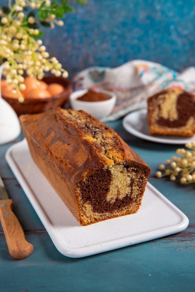Plumcake bicolore tagliato a metà con striature di cacao e impasto chiaro ben visibili