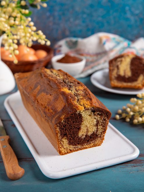 Plumcake bicolore tagliato a metà con striature di cacao e impasto chiaro ben visibili