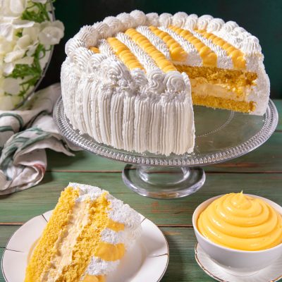 Torta Chantilly con pan di Spagna dorato, crema chantilly e crema pasticcera a vista