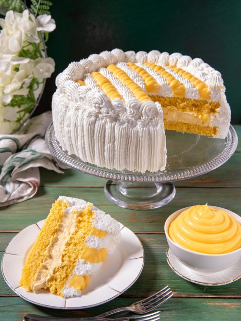 Torta Chantilly con pan di Spagna dorato, crema chantilly e crema pasticcera a vista