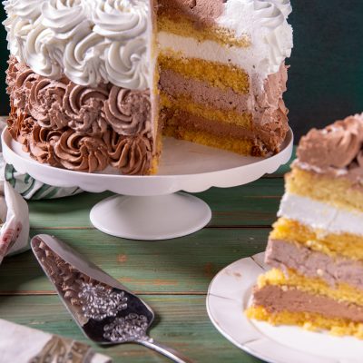 Torta farcita con panna e crema al cioccolato, tagliata a fette con strati di pan di Spagna in vista