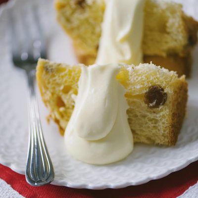 Crema al mascarpone vellutata servita a cucchiaiate su fette di panettone soffice con uvetta