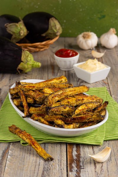 Stick di melanzane al forno con panatura dorata e aromatica, serviti con salsa rossa e maionese all'aglio